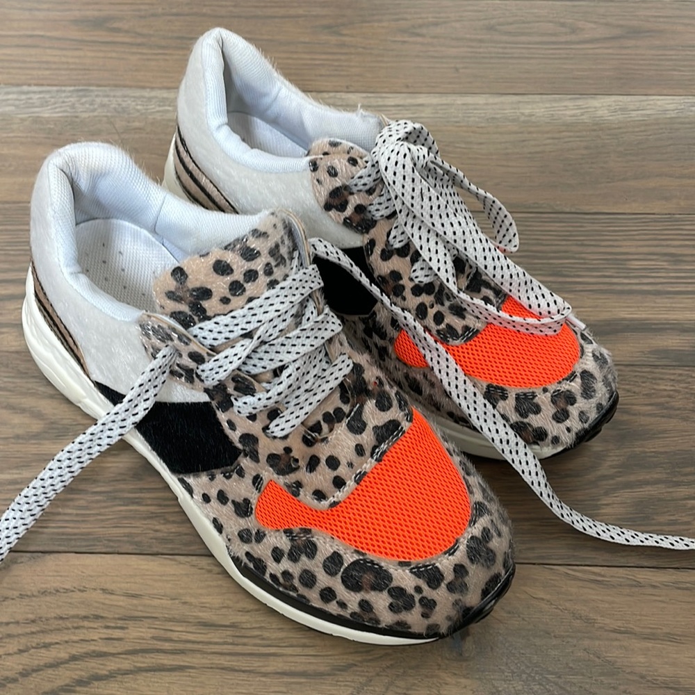 Vici Size 6 tennis shoe
